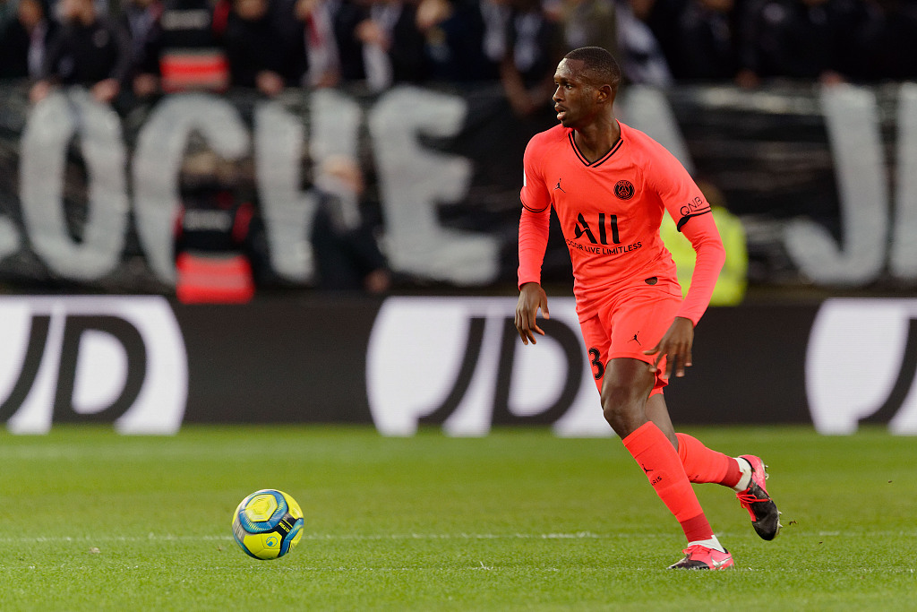 库阿西现年18岁本赛季他代表巴黎圣日耳曼进场18次贡献了3球3助攻