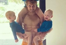 尤文中场拉姆塞近来在Instagram中晒了张他和孩子