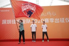 今天下午深足的新赛季出征典礼上深圳市副市长吴以环向球队的两位队长授旗